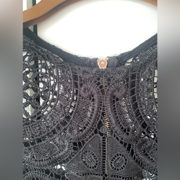 Black lace short sleeve top. Size 6/8 UK. - Picture 3 of 5